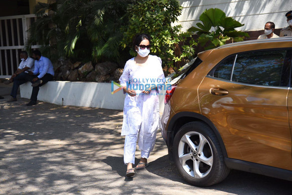 photos kajol tanuja alka yagnik and more arrive at bappi lahiris house to pay respects to the music composer2 3 photos kajol tanuja alka yagnik and more arrive at bappi lahiris house to pay respects to the music composer2 3