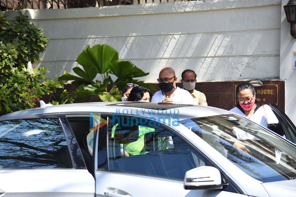 photos kajol tanuja alka yagnik and more arrive at bappi lahiris house to pay respects to the music composer2 7