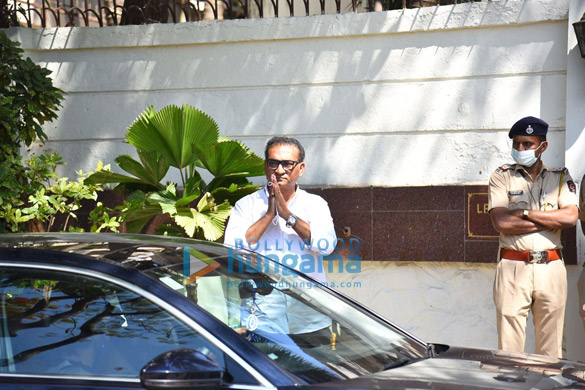 photos kajol tanuja alka yagnik and more arrive at bappi lahiris house to pay respects to the music composer3 1 photos kajol tanuja alka yagnik and more arrive at bappi lahiris house to pay respects to the music composer3 1