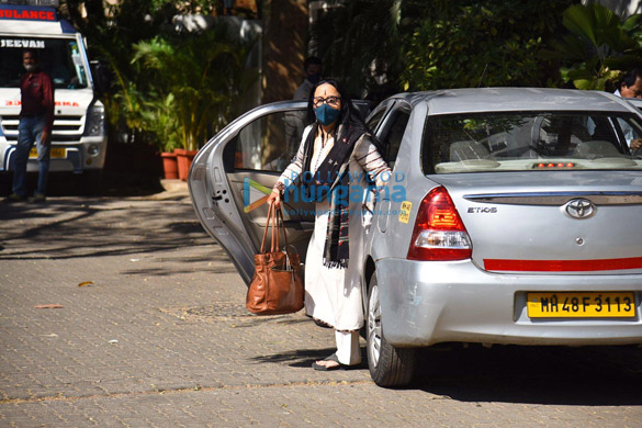 photos kajol tanuja alka yagnik and more arrive at bappi lahiris house to pay respects to the music composer3 2 photos kajol tanuja alka yagnik and more arrive at bappi lahiris house to pay respects to the music composer3 2