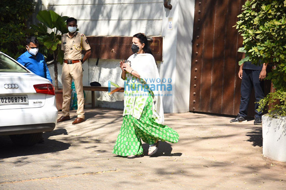photos kajol tanuja alka yagnik and more arrive at bappi lahiris house to pay respects to the music composer3 3