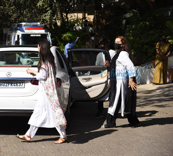 photos kajol tanuja alka yagnik and more arrive at bappi lahiris house to pay respects to the music composer3 8 photos kajol tanuja alka yagnik and more arrive at bappi lahiris house to pay respects to the music composer3 8