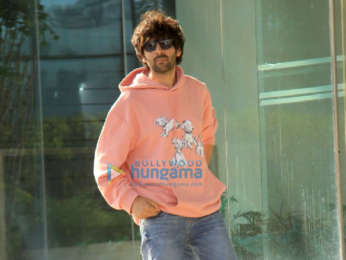 Photos: Kartik Aaryan poses for the paparazzi as he gets spotted in Andheri