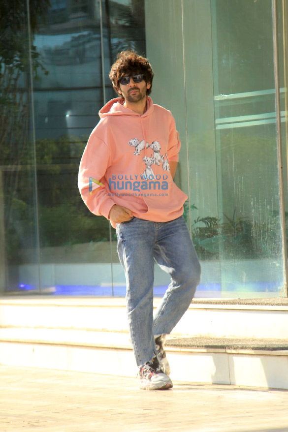 Photos: Kartik Aaryan poses for the paparazzi as he gets spotted in Andheri Photos: Kartik Aaryan poses for the paparazzi as he gets spotted in Andheri