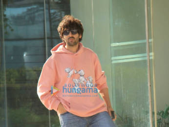 Photos: Kartik Aaryan poses for the paparazzi as he gets spotted in Andheri