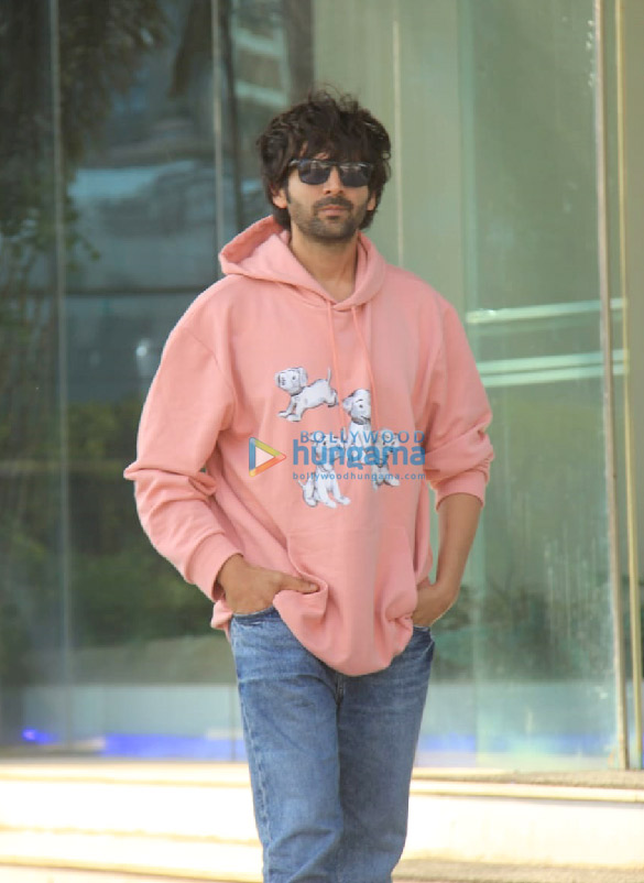 photos kartik aaryan poses for the paparazzi as he gets spotted in andheri 4
