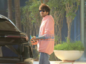 Photos: Kartik Aaryan poses for the paparazzi as he gets spotted in Andheri