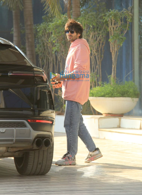 photos kartik aaryan poses for the paparazzi as he gets spotted in andheri 5