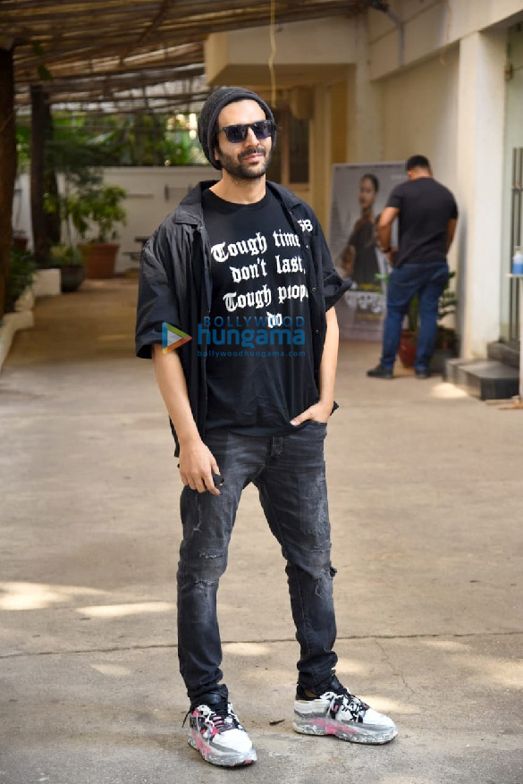 Photos: Kartik Aaryan snapped at Sunny Super Sound in Juhu Photos: Kartik Aaryan snapped at Sunny Super Sound in Juhu