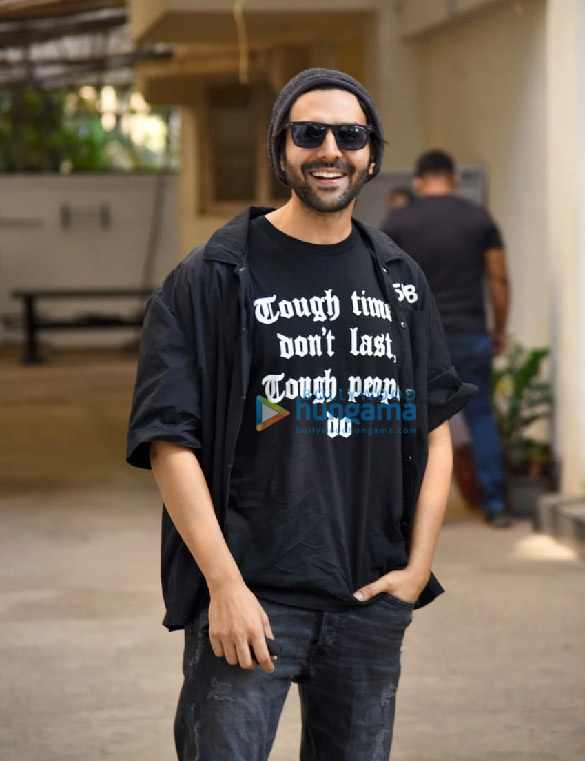 photos kartik aaryan snapped at sunny super sound in juhu 2
