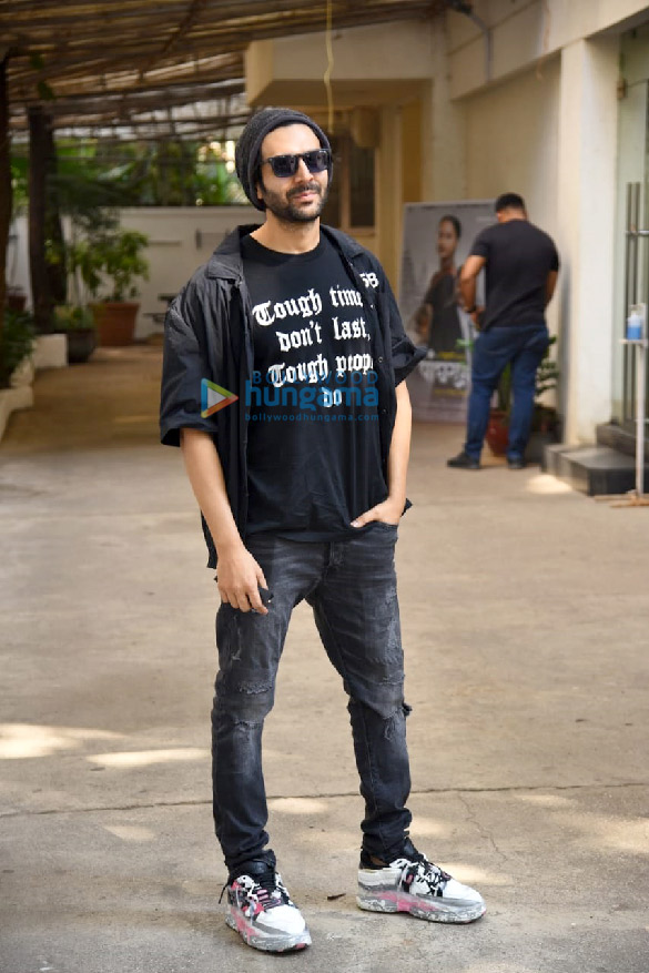 photos kartik aaryan snapped at sunny super sound in juhu 3