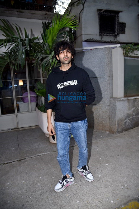 photos kartik aaryan snapped in bandra 2 3