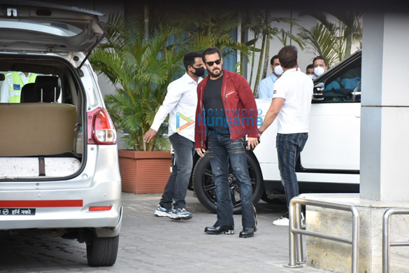 photos katrina kaif and salman khan keep it casual leaving for delhi from kalina airport for the shoot for tiger 3 2
