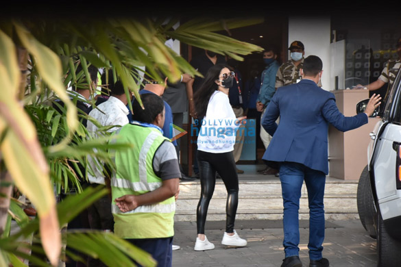 photos katrina kaif and salman khan keep it casual leaving for delhi from kalina airport for the shoot for tiger 3 5