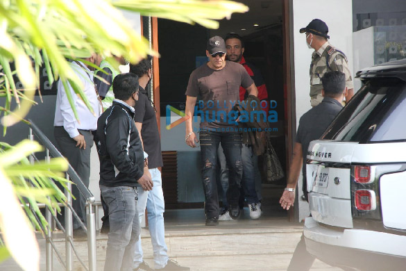 Photos: Katrina Kaif stands out in an all pink get track suit as she arrives at the Kalina airport with Salman Khan and Emraan Hashmi Photos: Katrina Kaif stands out in an all pink get track suit as she arrives at the Kalina airport with Salman Khan and Emraan Hashmi