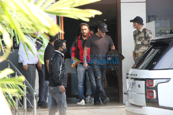 photos katrina kaif stands out in an all pink get track suit as she arrives at the kalina airport with salman khan and emraan hashmi 5