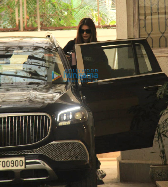 Photos: Kriti Sanon spotted at dubbing studio in Juhu Photos: Kriti Sanon spotted at dubbing studio in Juhu