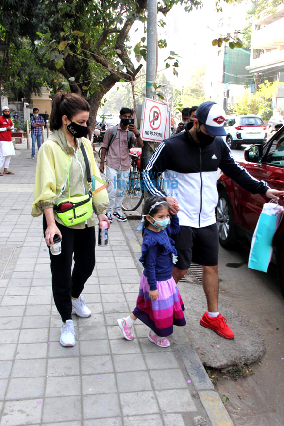 photos kunal kemmu and soha ali khan spotted at food hall in santacruz 4
