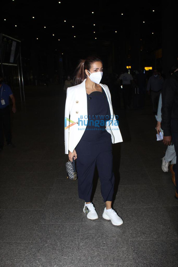 Photos: Malaika Arora and Mrunal Thakur snapped at the airport Photos: Malaika Arora and Mrunal Thakur snapped at the airport