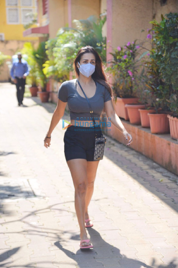 photos malaika arora dons a casual look as she was spotted leaving from diva yoga in bandra 4