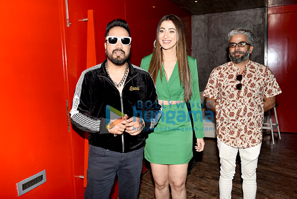 photos mika singh all set to make fans groove with his latest rack majnu 2 launches track with raai laxmi 5