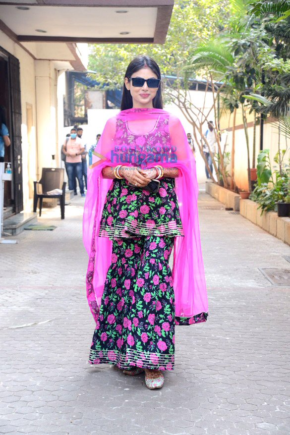 photos mouni roy spotted in khar 4