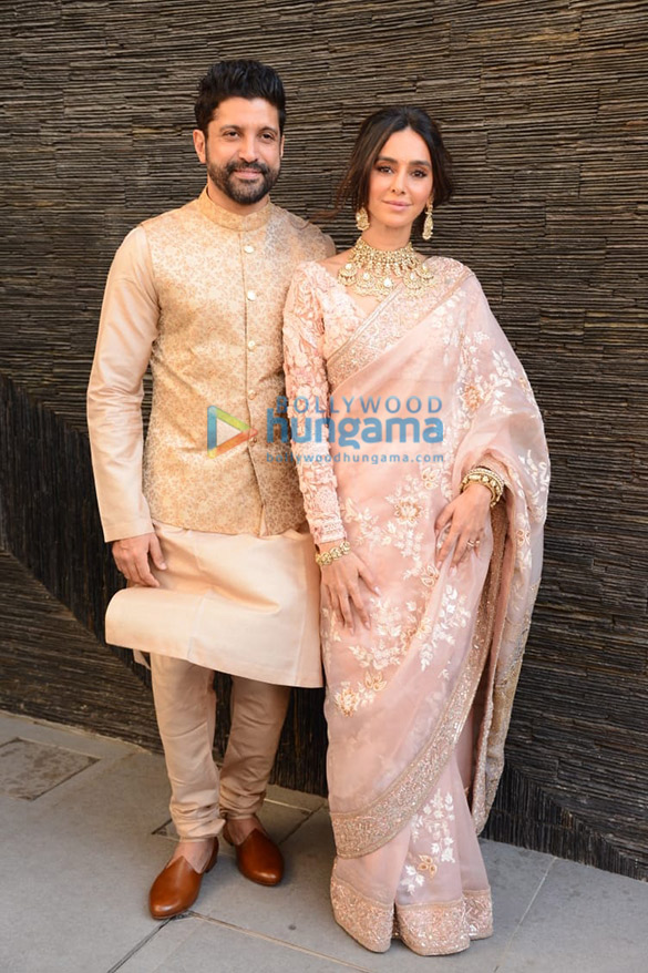 photos newly married couple farhan akhtar and shibani dandekar pose for the cameras outside their residence 2