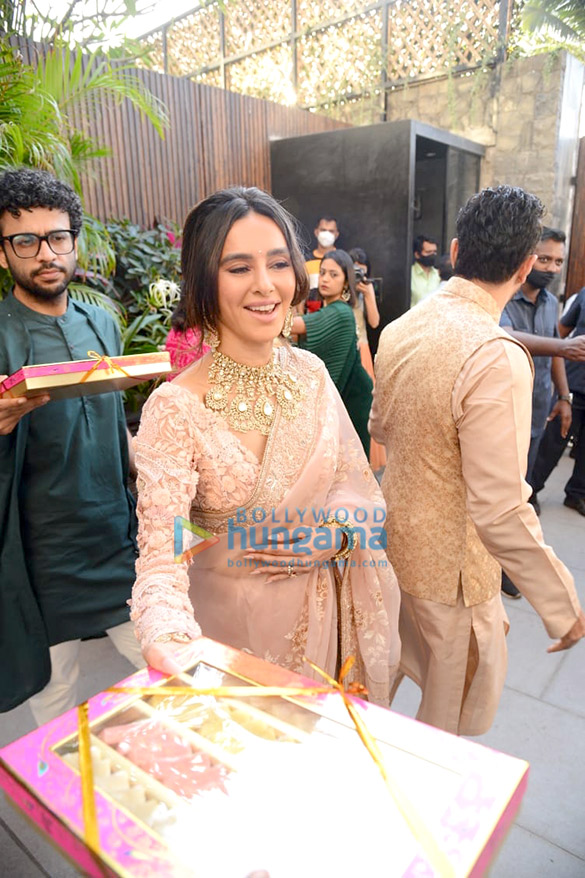photos newly married couple farhan akhtar and shibani dandekar pose for the cameras outside their residence 5