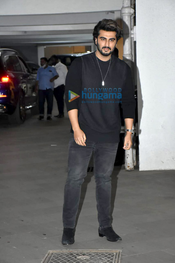 photos newly weds farhan akhtar and shibani dandekar along with others arrive for their wedding bash at riteish sidhwanis house8 10