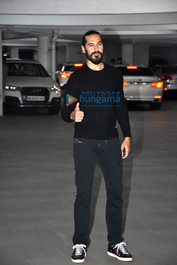 photos newly weds farhan akhtar and shibani dandekar along with others arrive for their wedding bash at riteish sidhwanis house8 30