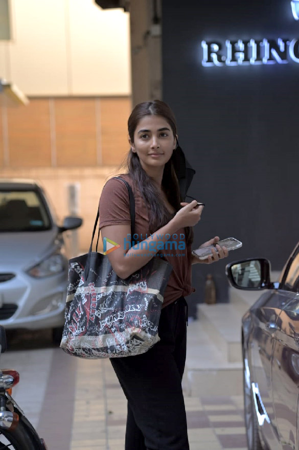 photos pooja hegde snapped in bandra 2 3