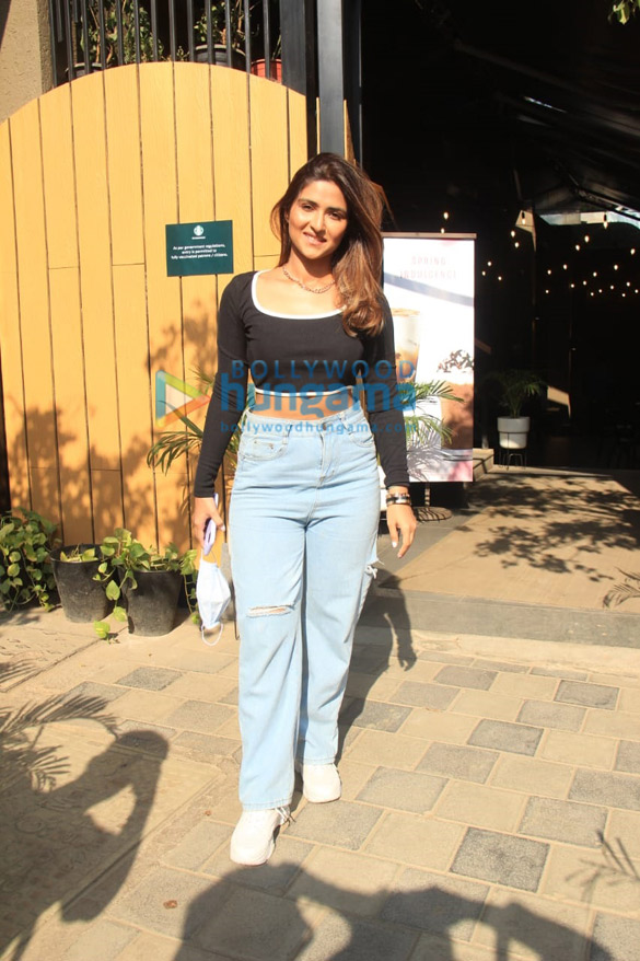 photos pranutan bahl strikes a pose in a black crop top and baggy jeans as she gets snapped in juhu 4