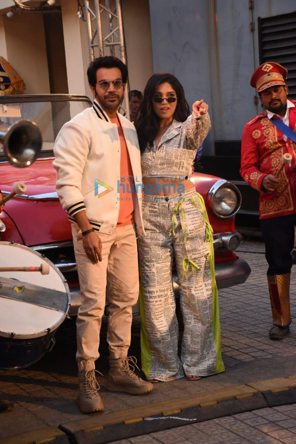 photos rajkummar rao bhumi pednekar and others snapped at the screening of badhaai do 1