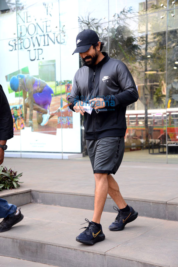 photos ram charan snapped at store in bandra 4