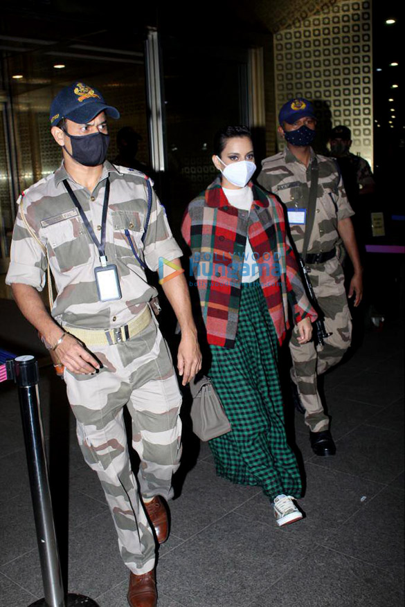 Photos: Ranbir Kapoor, Kangana Ranaut, Mouni Roy and Bappa Lahiri snapped at the airport Photos: Ranbir Kapoor, Kangana Ranaut, Mouni Roy and Bappa Lahiri snapped at the airport