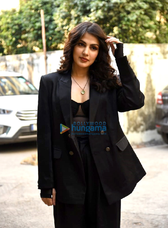 photos rhea chakraborty snapped at radio mirchi office 4
