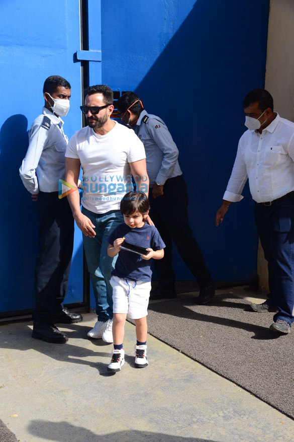 photos saif ali khan kareena kapoor khan and taimur ali khan snapped at bkc in bandra 5