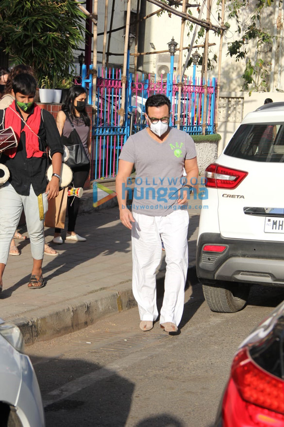 Photos: Saif Ali Khan and Taimur Ali Khan spotted in Bandra Photos: Saif Ali Khan and Taimur Ali Khan spotted in Bandra