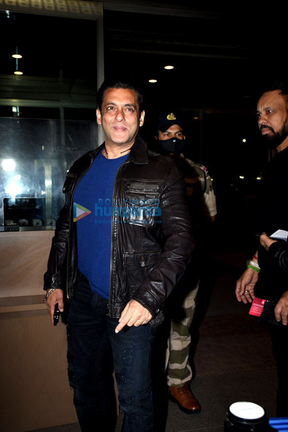 photos salman khan pooja hegde leave for da bangg tour in dubai aditya roy kapur anil kapoor shamita shetty others snapped at the airport 11