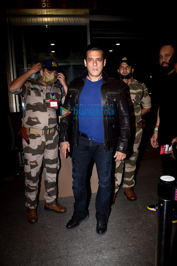 photos salman khan pooja hegde leave for da bangg tour in dubai aditya roy kapur anil kapoor shamita shetty others snapped at the airport 6
