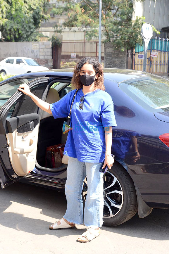photos sanya malhotra spotted at khar 4