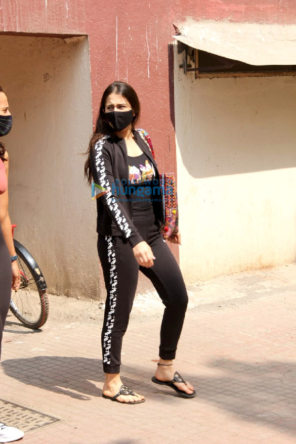 photos sara ali khan and namrata purohit spotted in santacruz 2