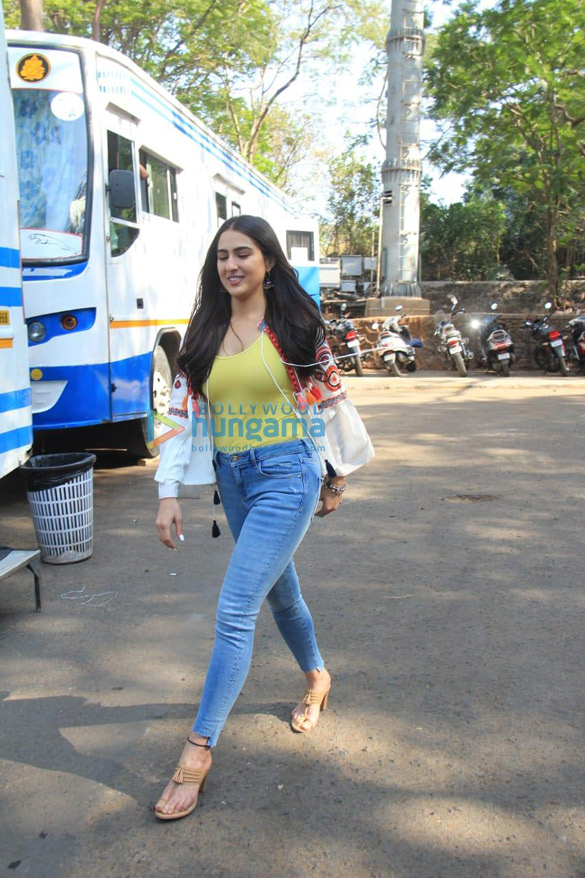 photos sara ali khan snapped in film city after a shoot 4