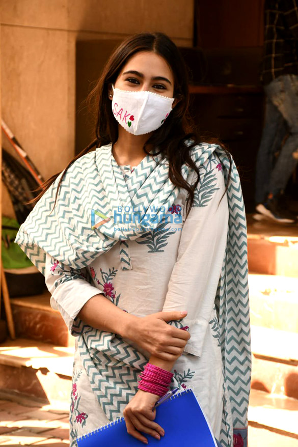 photos sara ali khan spotted at mahesh bhatts office in bandra 2
