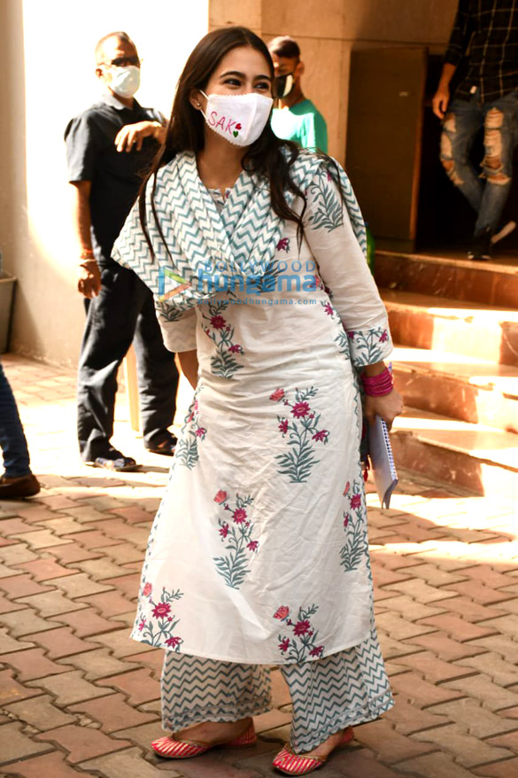 photos sara ali khan spotted at mahesh bhatts office in bandra 4