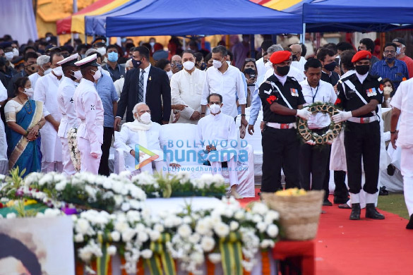 photos shah rukh khan sachin tendulkar shraddha kapoor other celebs attend lata mangeshkars state funeral at shivaji park 965 17