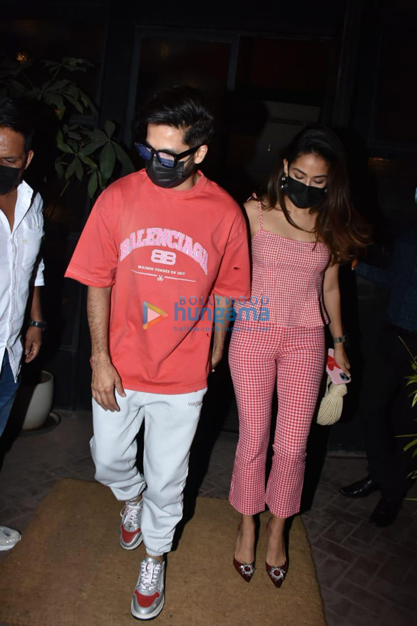 photos shahid kapoor and mira rajput snapped at pali bhavan cafe in bandra 00 3