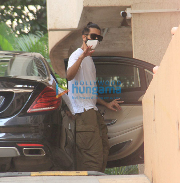 Photos: Shahid Kapoor spotted with his wife Mira Rajput and brother Ishaan Khatter in Versova on his birthday