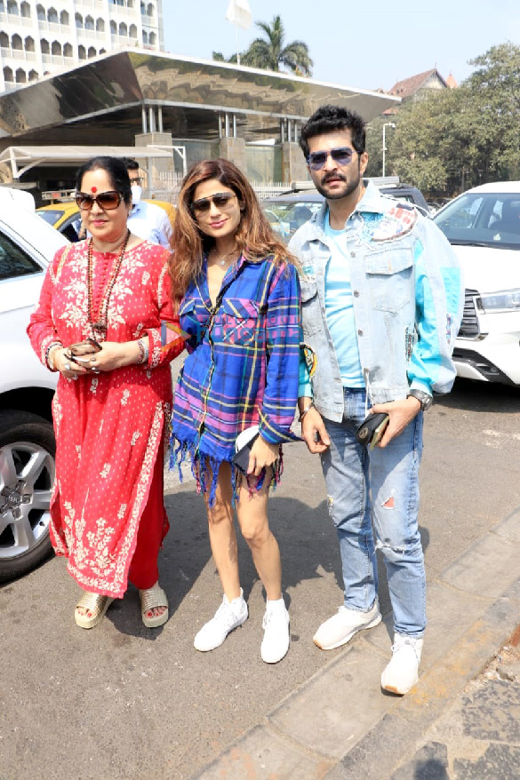 photos shilpa shetty spotted at gateway with her family 2