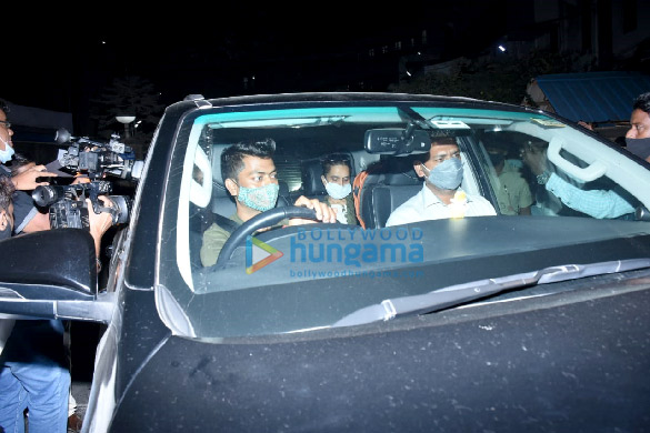 photos shraddha kapoor snapped with mom at breach candy hospital 4